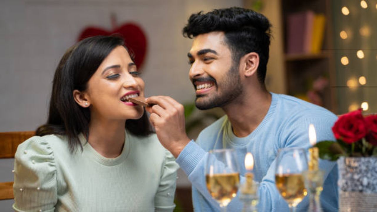 Chocolate Day Wishes: रोमँटिक मेसेजने द्या चॉकलेट डे च्या शुभेच्छा! नात्यांमध्ये वाढेल कायमचा गोडवा आणि प्रेम