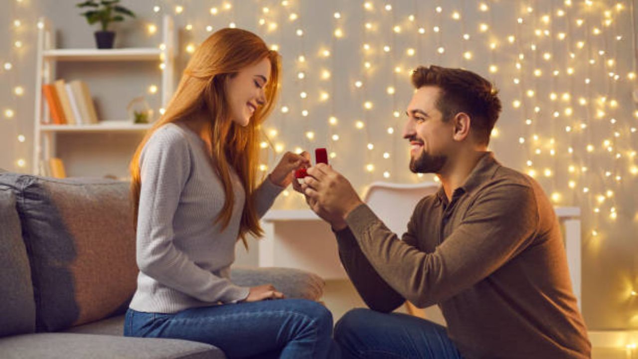 Propose Day 2026: कधी मैत्री, कधी भांडण, तर कधी अबोला…! मनापासून प्रेम व्यक्त करण्यासाठी जोडीदाराला पाठवा मराठमोळ्या शुभेच्छा