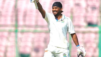 IPL 2026 : CSK ला मोठा धक्का! 14.20 कोटी रुपयांना विकत घेतलेला क्रिकेटपटू जमिनीवर कोसळला, नक्की झाले काय?