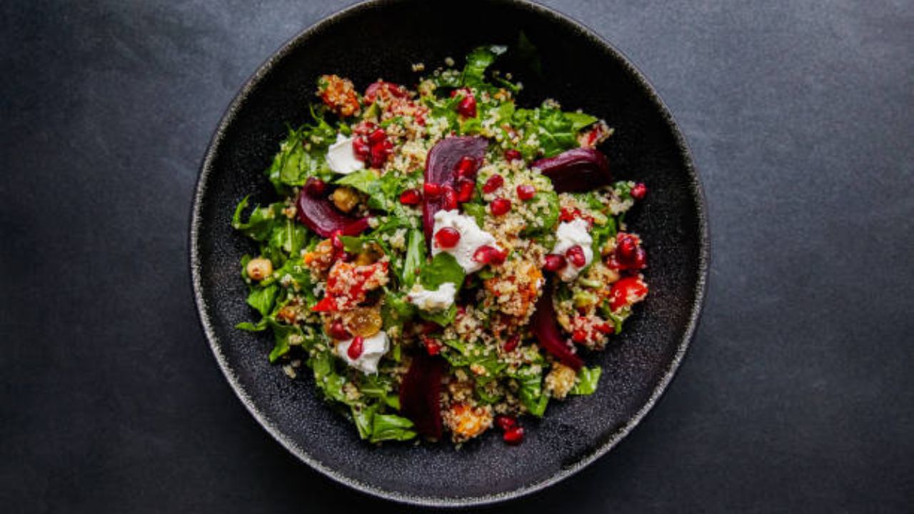 डाएटफ्रेंडली पारंपरिक चवीचा पदार्थ! १० मिनिटांमध्ये झटपट बनवा चविष्ट पालकची कोशिंबीर, नोट करून घ्या रेसिपी