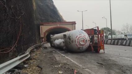 Mumbai-Pune News: मुंबई-पुणे एक्सप्रेसवेवर गॅस टँकर उलटला! मुंबईकडे जाणारी वाहतूक ठप्प; प्रवाशांचे प्रचंड हाल