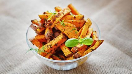 चहाची मजा वाढवण्यासाठी काही मिनिटांमध्ये बनवा ‘स्वीट पोटॅटो फ्राईज’, लहान मुलांसह मोठ्यांनाही आवडेल पदार्थ