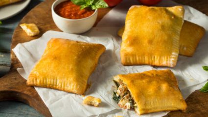 ओव्हन आणि मैदाशिवाय घरीच बनवा हॉटेल स्टाईल चीज ब्रेड पिझ्झा पॉकेट्स, नोट करून घ्या रेसिपी