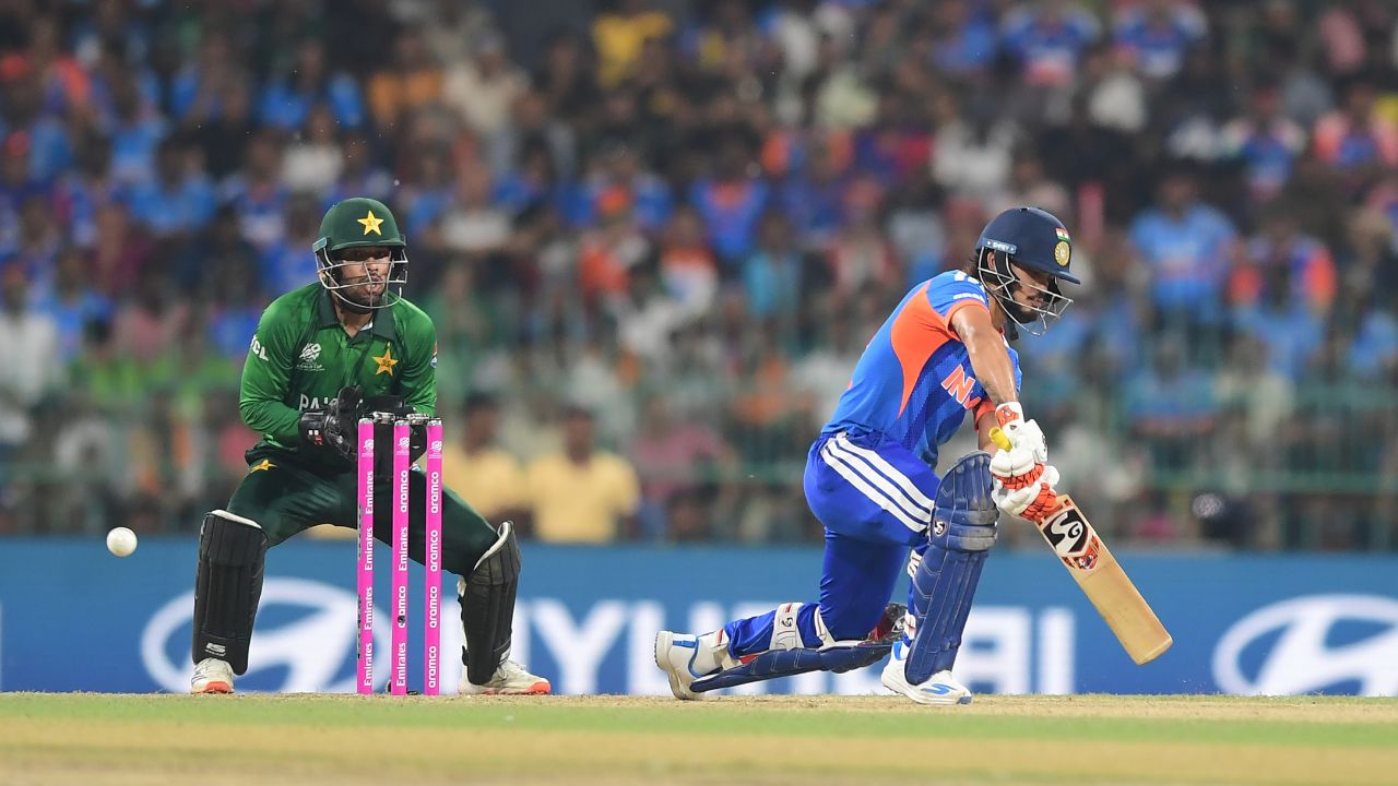 “जवानांच्या रक्तावर क्रिकेटचा खेळ नको…,” IND vs PAK सामन्यावरून शिवसेना ‘उबाठा’ नेते आक्रमक; कोलंबोत मात्र चाहत्यांचा फिव्हर