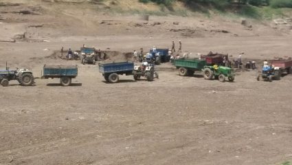 वाळू माफियांचे थेट प्रशासनाला आव्हान! पोलीस पाटलांच्या ताब्यातून जप्त केलेली वाहने पळवली; तालुक्यात खळबळ