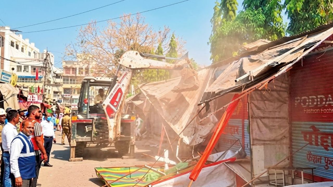 Chhatrapati Sambhajinagar: शहागंजमध्ये महापालिकेचा ‘बुलडोझर’! गर्भवती महिलेला मारहाण नडली; रस्ते केले चकाचक