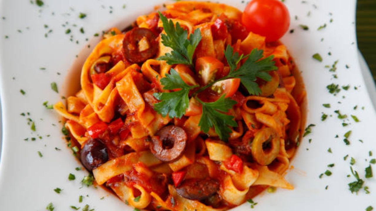 इटालियन पदार्थ खायला खूप जास्त आवडतात? मग घरीच बनवा रेस्टॉरंट-स्टाईल Red Sauce Pasta, नोट करा रेसिपी