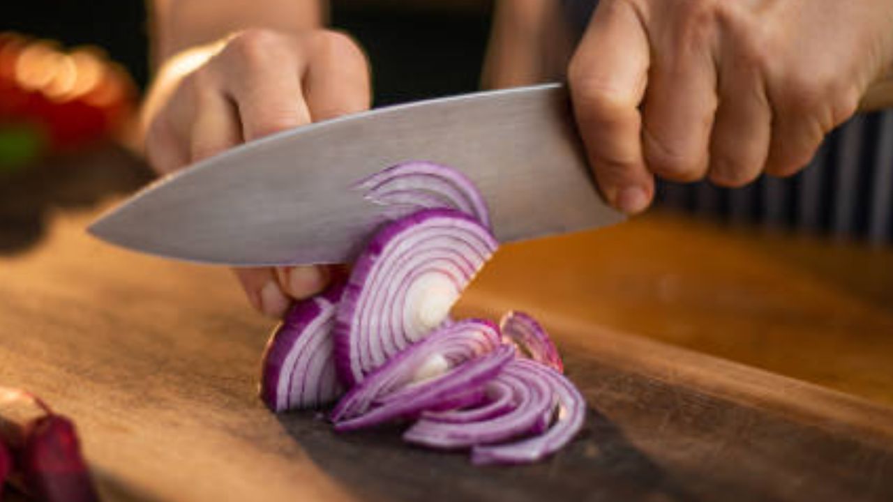 विशिष्ट आजारांनी त्रास असलेल्या लोकांनी आहारात कांद्याचे सेवन करू नये. इरिटेबल बोवेल सिंड्रोमसारख्या गंभीर त्रासाने त्रस्त असलेल्या लोकांनी कच्चा कांदा अजिबात खाऊ नये.