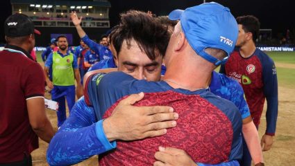 T20 World Cup 2026 : अफगाणिस्तानच्या दिग्गज कोचने केला संघाला अलविदा! प्रशिक्षक Jonathan Trott च्या जाण्यावर कर्णधार राशीद भावूक