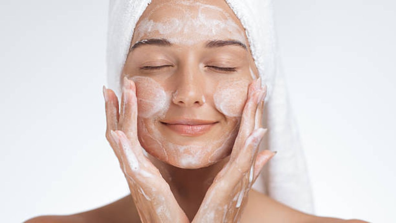 होळी खेळून आल्यानंतर चेहऱ्यावरील रंग लगेच धुवून टाकावा. रंग काढून टाकण्यासाठी तुमच्या त्वचेला सूट होईल असाच फेसवॉश वापरावा, अन्यथा चेहऱ्यावर पुरळ येऊ शकते. 