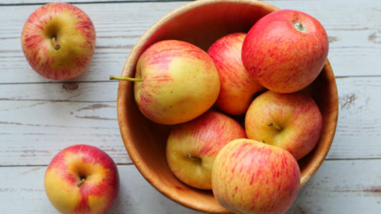 सफरचंदांमध्ये विरघळणारे फायबर पेक्टिन आढळून येतात, ज्यामुळे आतड्यांमध्ये साचून राहिलेले विषारी घटक बाहेर पडून जातात. याशिवाय शरीरात वाढलेली कोलेस्ट्रॉलची पातळी नियंत्रणात ठेवण्यासाठी सफरचंद खावे.