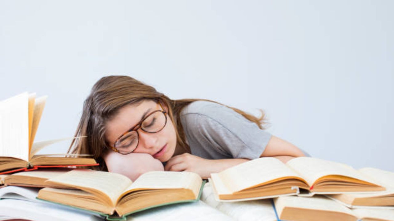 लहान मुलांसह मोठ्यांना रात्रभर जागून अभ्यास करण्याची सवय असते. तर काहींना जेवल्यानंतर लगेच अभ्यास करण्याची असते. पण जेवणानंतर रक्ताभिसरण पोटाकडे गेल्यामुळे मेंदू सुस्तवतो. यामुळे मुलांना खूप जास्त झोप येते.