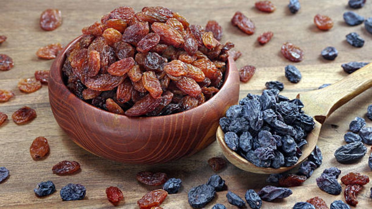 मनुका खायला सगळ्यांचं खूप जास्त आवडतात. यामध्ये नैसर्गिक साखर, लोह, पोटॅशियम, फायबर आणि अँटीऑक्सिडंट्स आढळून येतात. ऍसिडिटीच्या त्रासापासून सुटका मिळवण्यासाठी नियमित सकाळी भिजवलेले मनुके खावेत. 