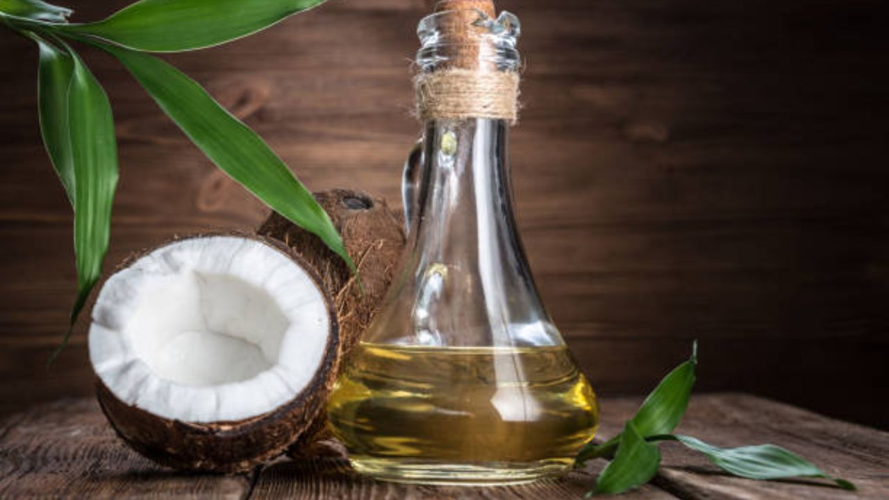 होळीच्या केमिकल युक्त रंगांपासून त्वचेचे नुकसान होऊ नये म्हणून होळी खेळायला जाण्याआधी संपूर्ण शरीराला तेल लावावे. तेल लावल्यामुळे रंग सहज निघून येतो. 