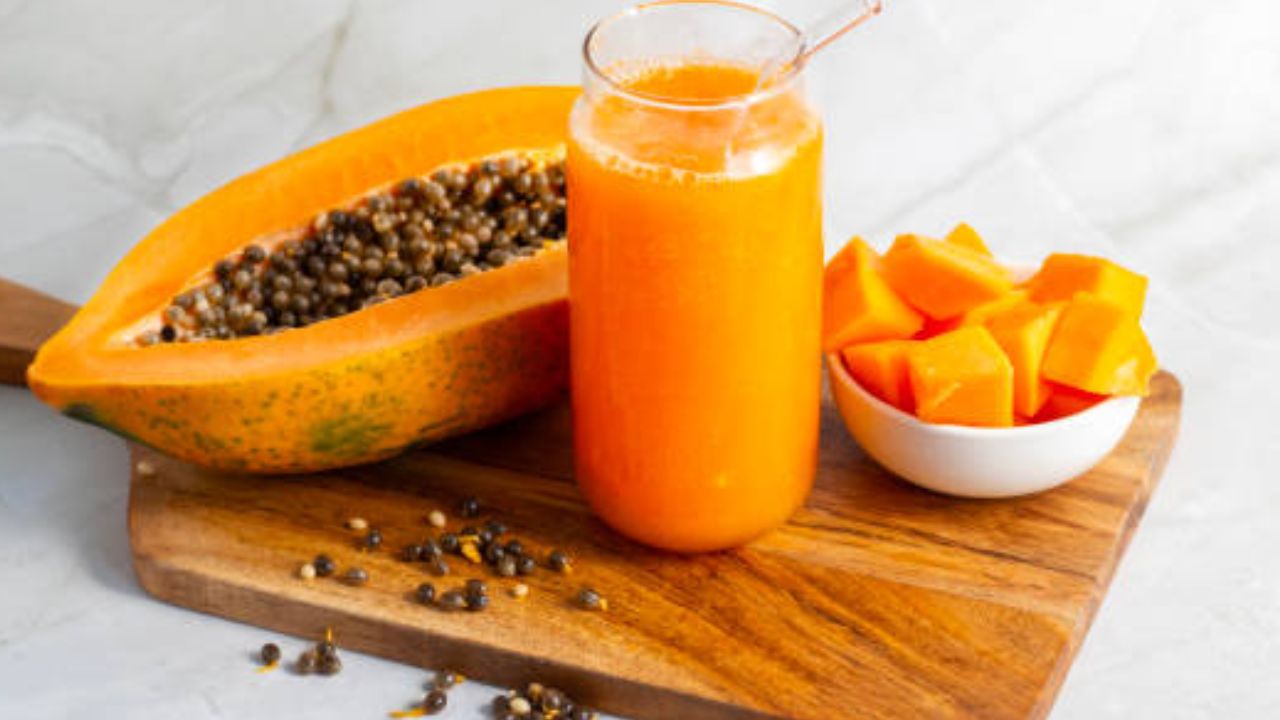 पपईमध्ये पपेन नावाचे एंजाइम असते, जे पचनक्रिया सुधरण्यासाठी मदत करते. नियमित सकाळच्या नाश्त्यात वाटीभर पपई खाल्ल्यास पचनाची समस्या कधीच उद्भवणार नाही आणि पोट सुद्धा भरलेले राहील.