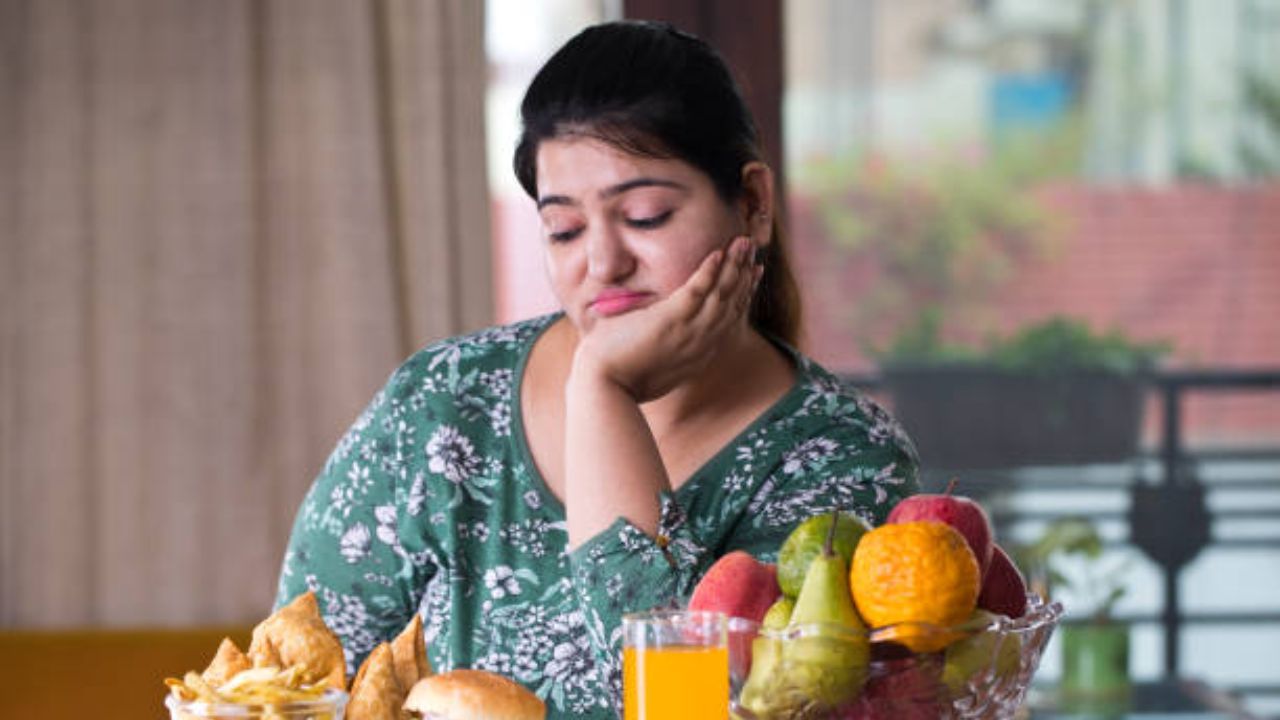 जंक फूडचे सेवन करणे शरीरासाठी धोक्याचे ठरते. यामुळे मधुमेह, लठ्ठपणा, उच्च कोलेस्ट्रॉल आणि वजन झपाट्याने वाढण्याची शक्यता असते. पोटावर वाढलेला चरबीचा अनावश्यक घेर काहीवेळा महिलांचा आत्मविश्वास कमी करून टाकतो. 