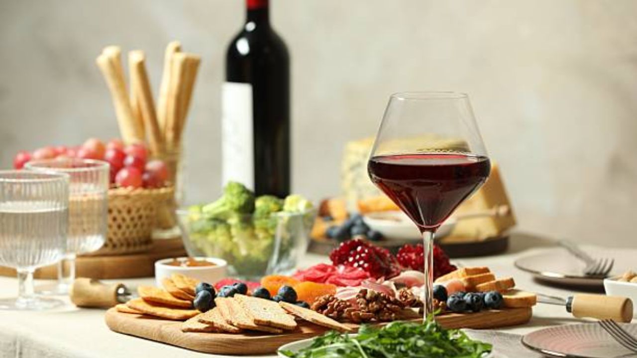 रेड वाईन प्यायल्यामुळे हृदयाचे आरोग्य चांगले राहते. पण सतत मद्यपान केल्यामुळे शरीराला हानी पोहचू शकते. अति प्रमाणात वाईन प्यायल्यामुळे  रक्तदाब, हृदयाची धडधड, लठ्ठपणा इत्यादी गंभीर आजार होऊ शकतात. 