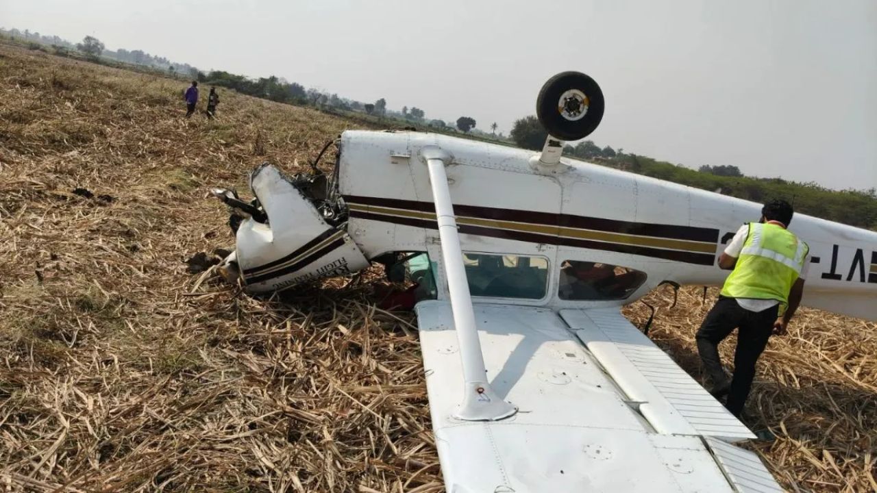 Vijaypura Aircraft Crash: प्रशिक्षणादरम्यान विमानाचे क्रॅश लँडिंग; शेतात कोसळले विमान, वैमानिकांची प्रकृती गंभीर
