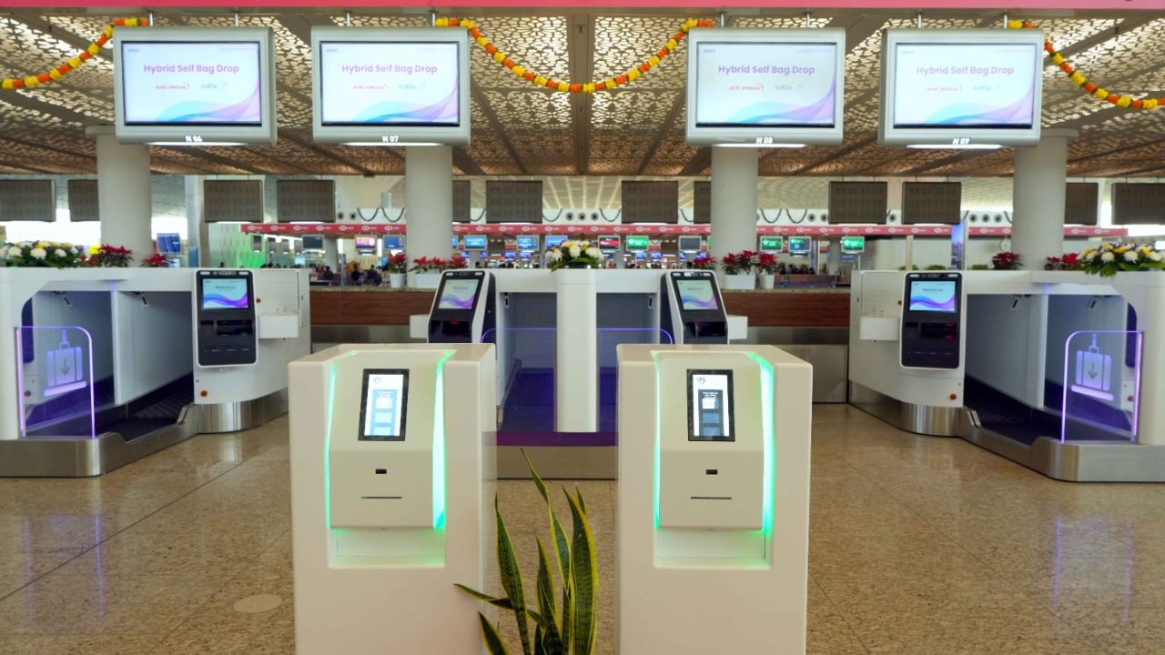 CSMIA Mumbai Update: मुंबई विमानतळावर ‘सेल्फ बॅग ड्रॉप’ सुविधा सुरू; प्रवाशांचा वेळ वाचणार आणि प्रवासाचा वेग वाढणार
