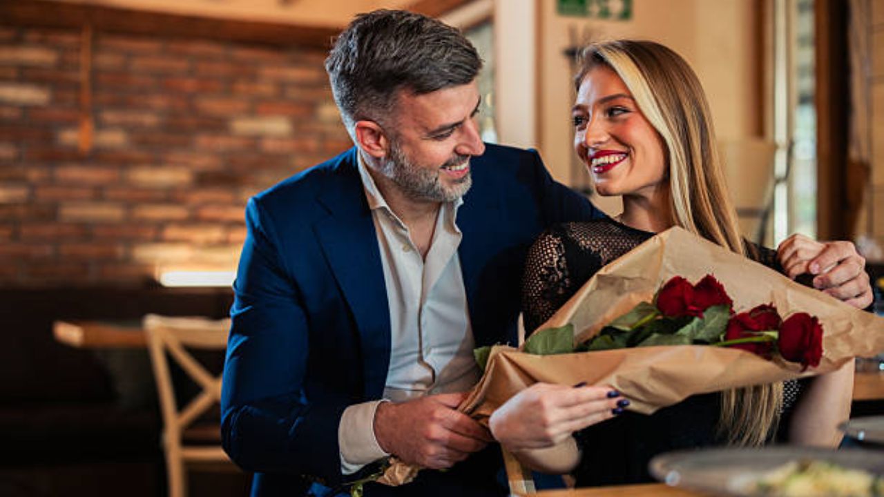 Rose Day 2026: आवडत्या व्यक्तीला गुलाब देऊन व्यक्त करा प्रेम….! रोझ डे च्या मराठमोळ्या शुभेच्छा