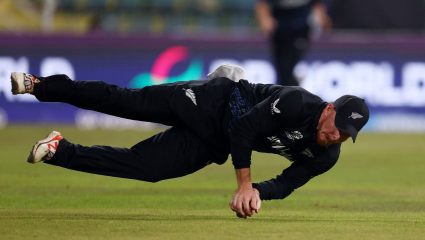 ENG vs NZ : हिरो की व्हिलन? एक कॅचने या खेळाडूला बनवलं खलनायक! उपांत्य फेरीची संधी धोक्यात