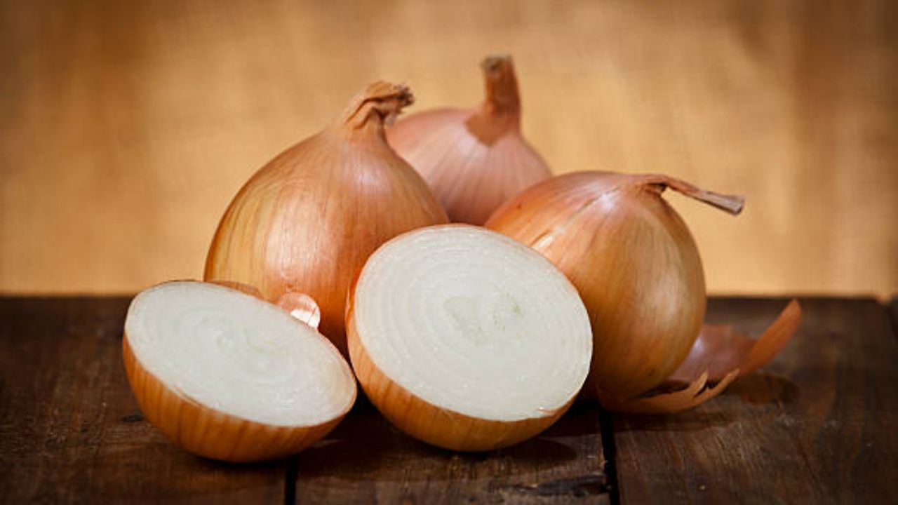 कच्या कांद्याचे सेवन केल्यामुळे पोटातील ऍसिडचे प्रमाण वाढते आणि छातीमध्ये जळजळ, पोटात जळजळ इत्यादो समस्या वाढतात. कांद्यामध्ये नैसर्गिकरित्या रक्त पातळ करणारे गुणधर्म असतात. 