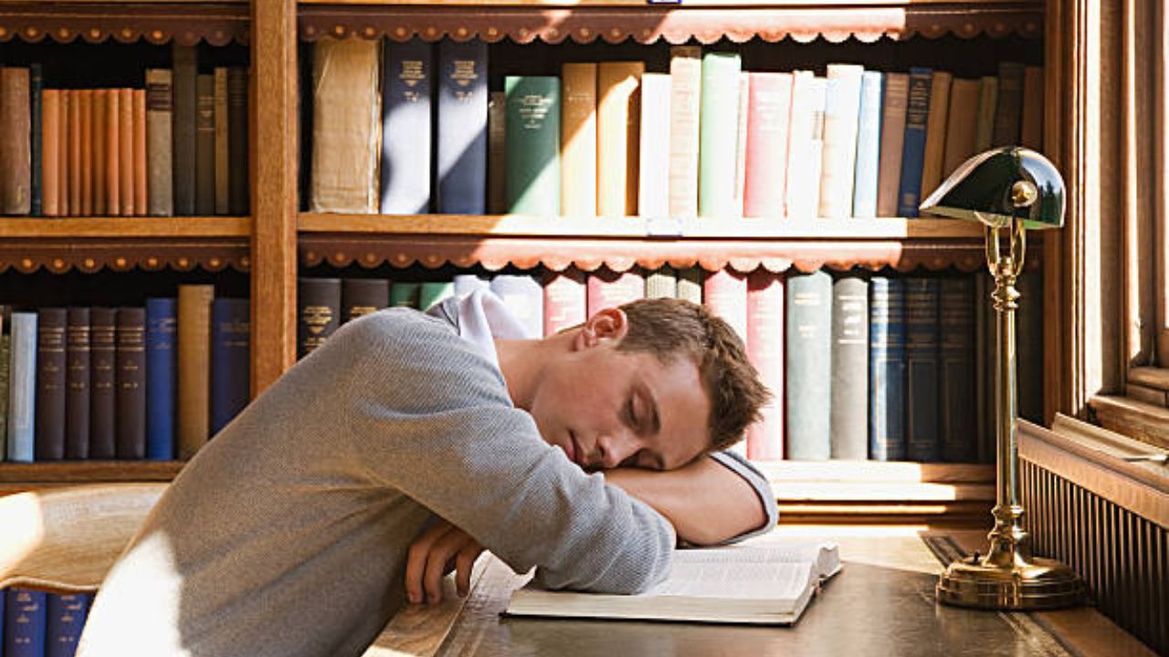 बेडवर झोपून किंवा डोक्याखाली उशी घेऊन अभ्यास केल्यास झोप आल्यासारखे वाटते. आरामदायी स्थितीमुळे मेंदू सक्रिय न होता सुस्तवतो, ज्यामुळे सतत झोप येते.