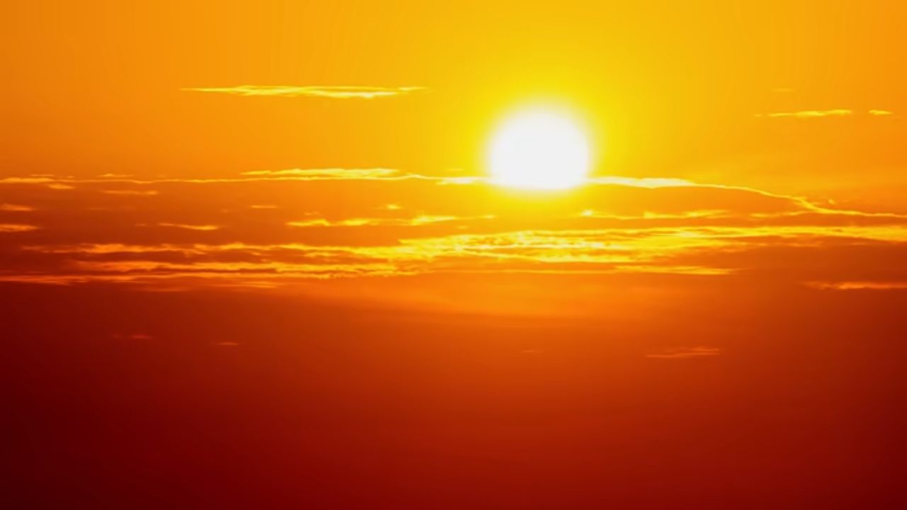 प्रशांत महासागरातील किरिबाती देशाचा 'लाईन आयलंड्स' वर जगातील सगळ्यात पहिला सूर्योदय होतो. तिथे असलेले मिलेनियम आयलंड दिवसाची सुंदर सुरुवात करते. 