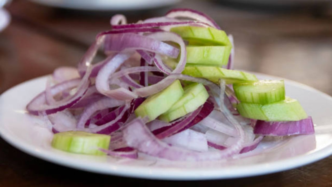 तुमच्यावर कोणतीही शस्त्रक्रिया झाली असल्यास कांद्याचे अजिबात सेवन करू नका. डॉक्टरांच्या सल्ल्याने कांदा खावा. कांदा न खाल्ल्यास रक्तस्त्राव रोखण्यास मदत होते. 