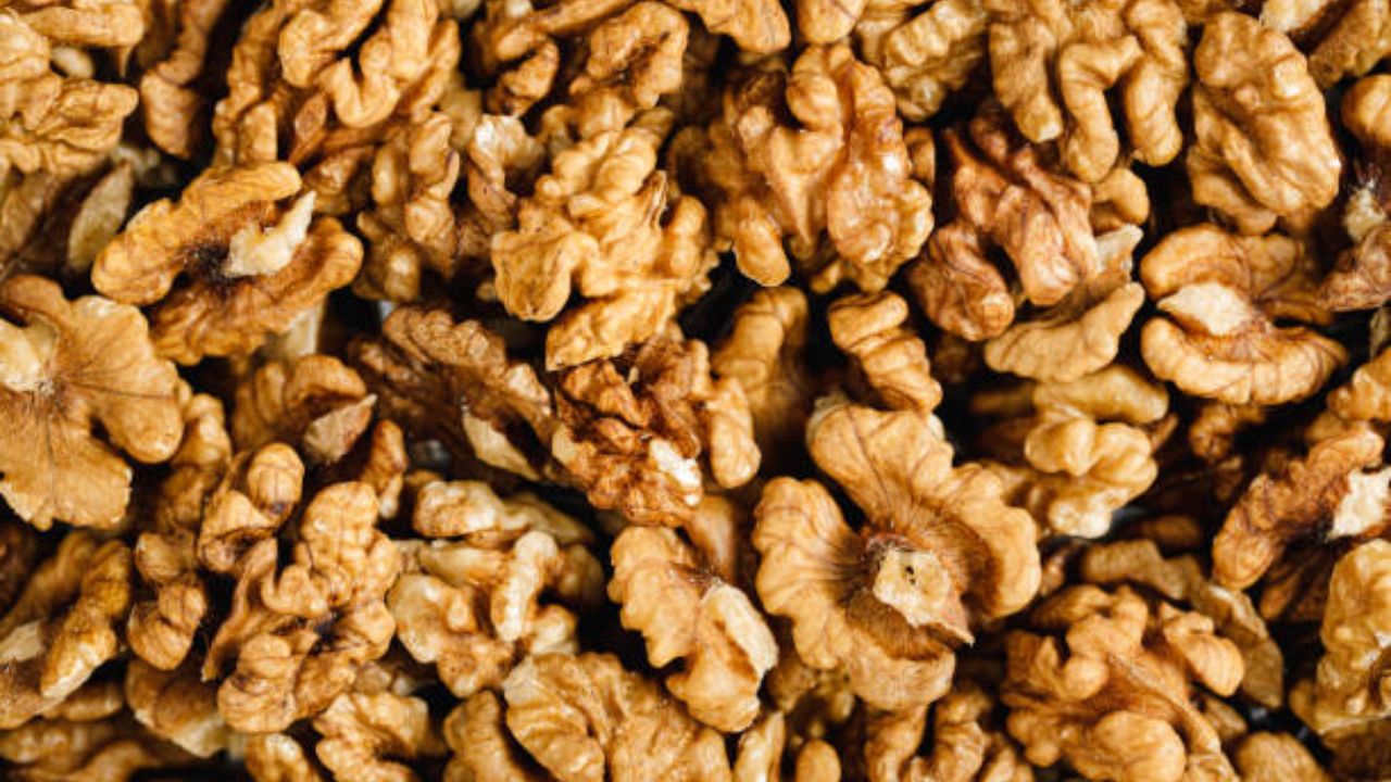 भिजवलेले अक्रोड खाल्ल्यास मेंदूचे कार्य कायमच सक्रिय राहील आणि मेंदूच्या कार्यात अजिबात अडथळे निर्माण होणार नाहीत. भिजवलेल्या अक्रोडमध्ये ओमेगा-३ फॅटी ऍसिड, प्रोटीन, फायबर आणि अँटीऑक्सिडंट्स आढळून येतात. 