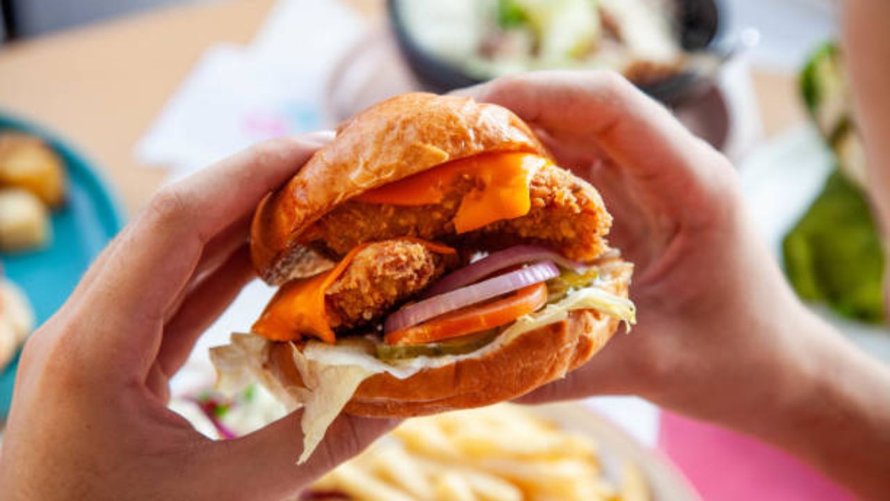 सतत जंक फूडचे सेवन केल्यामुळे लहान वयातच हृदयरोगांसारख्या गंभीर समस्या उद्भवतात. त्यामुळे जंक फूड खाणे पूर्णपणे बंद केले पाहिजे. यामुळे शरीराला कोणतीही हानी पोहचणार नाही. 