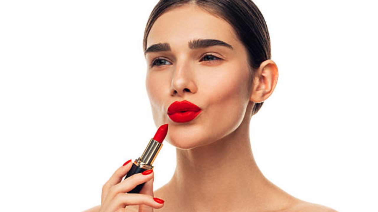 लिपस्टिकमध्ये असलेले कॅडमियम फुफ्फुस कर्करोग किंवा किडनी समस्या वाढवतात. केमिकल युक्त लिपस्टिक कायमच वापरल्यास शरीरातील हार्मोन्सवर परिणाम होतो. 
