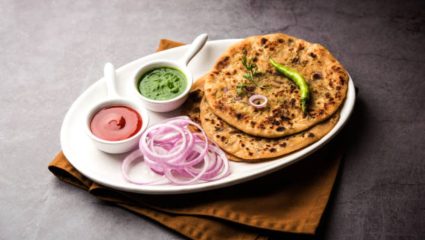 कांद्याचा पराठा बनवताना आतील सारण बाहेर येते? मग ‘ही’ सोपी पद्धत वापरून झटपट बनवा कुरकरीत पराठा, नोट करा रेसिपी