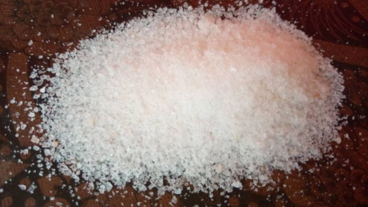 अतिमीठाचे सेवन केल्यामुळे वारंवार लघवीला होणे, सतत पाणी पिण्याची इच्छा होणे इत्यादी लक्षणे वाढू लागतात. मीठ मूत्रपिंडांवर परिणाम करते, ज्यामुळे रक्त शुद्ध करण्याच्या प्रक्रियेमध्ये अडथळे निर्माण होतात. 