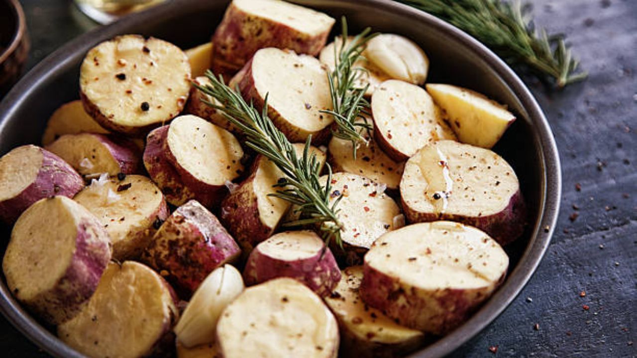 लहान मुलांचे वजन वाढवण्यासाठी मुलांना आहारात रताळी किंवा बटाटे खाण्यास द्यावेत. नियमित एक शिजवलेला बटाटा किंवा रताळ खाल्ल्यास महिनाभरात वजन वाढेल. 