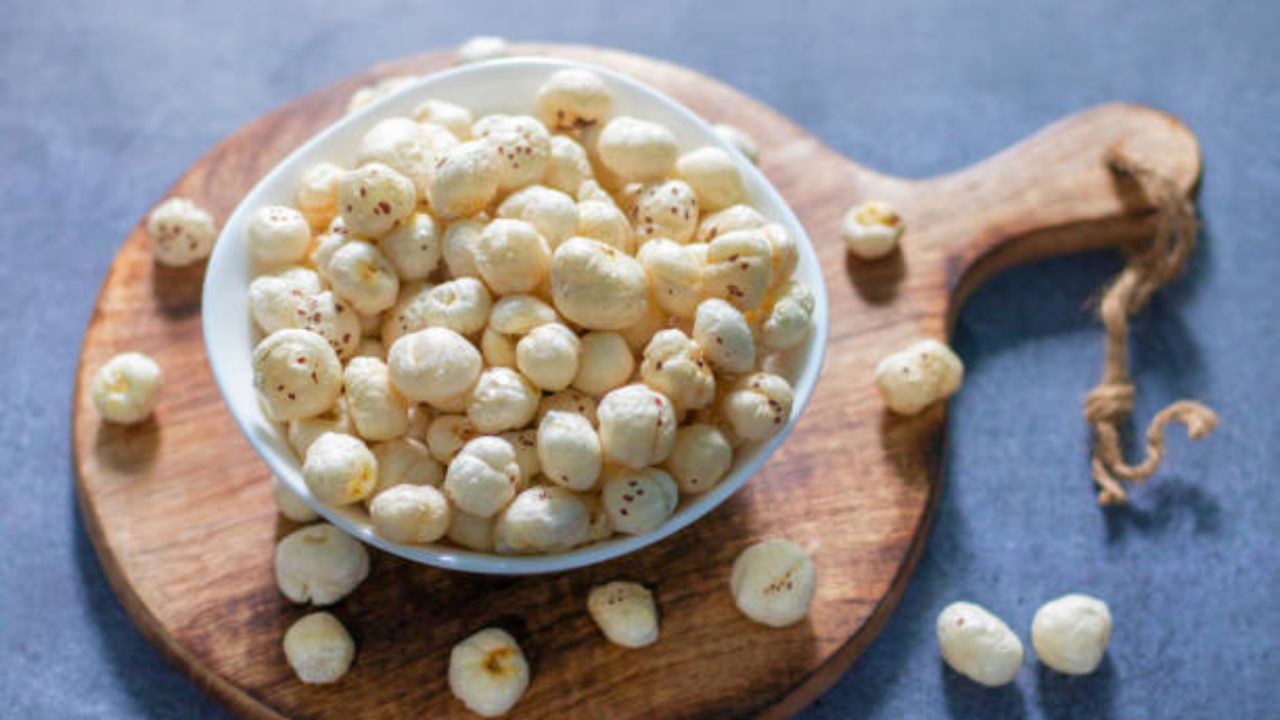 वाढलेले वजन कमी करण्यासाठी आहारात मखाणा खाण्याचा सल्ला दिला जातो. मखाणापासून बनवलेली खीर किंवा इतर पदार्थ चवीला अतिशय सुंदर लागतात. 