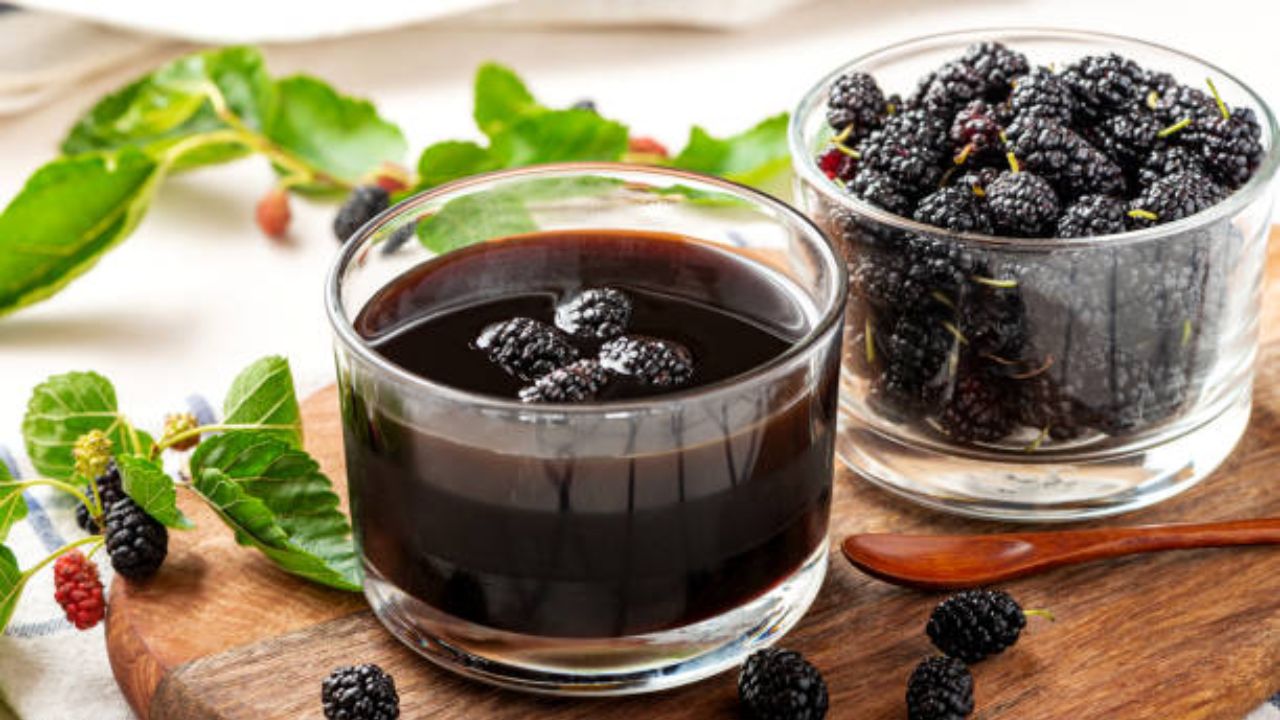 मलबेरीजमध्ये असलेल्या कॅल्शियम, लोह आणि विटामिन ए मुळे हाडे मजबूत राहतात आणि डोळ्यांचे आरोग्य सुधारण्यास मदत होते. त्यामुळे आहारात स्ट्रॉबेरी, मलबेरीज यांसारख्या वेगवेगळ्या बेरीजचे सेवन करावे.