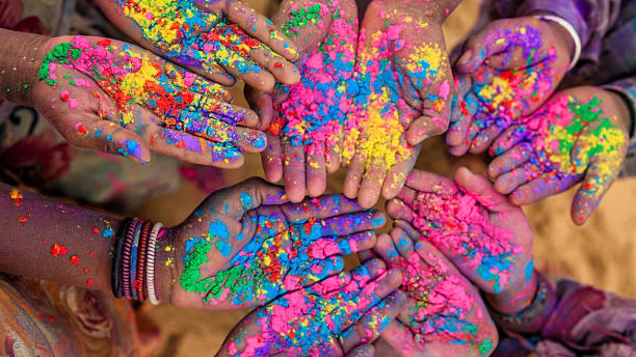 रंगपंचमी खेळायला सगळ्यांचं खूप जास्त आवडते. पण होळीच्या केमिकल युक्त रंगांमुळे त्वचेचे नुकसान होईल, चेहऱ्यावर पुरळ येईल या भीतीने अनेक लोक रंगपंचमी खेळायला जाणे टाळतात. 