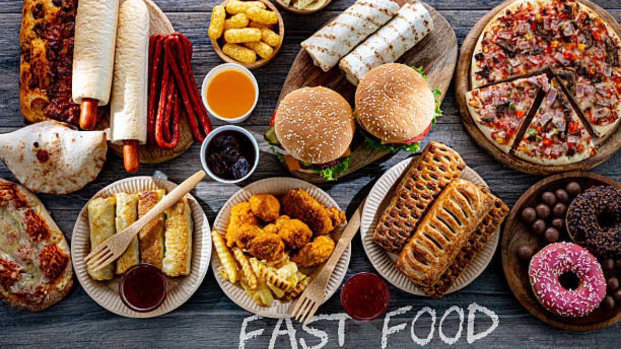 फास्ट फूडमध्ये मीठ आणि ट्रान्स फॅट्सचे प्रमाण जास्त असते, ज्याचा थेट परिणाम किडनीवर दिसून येतो. त्यामुळे कायमच बंद पाकिटमधील पदार्थांचे सेवन करू नये. 