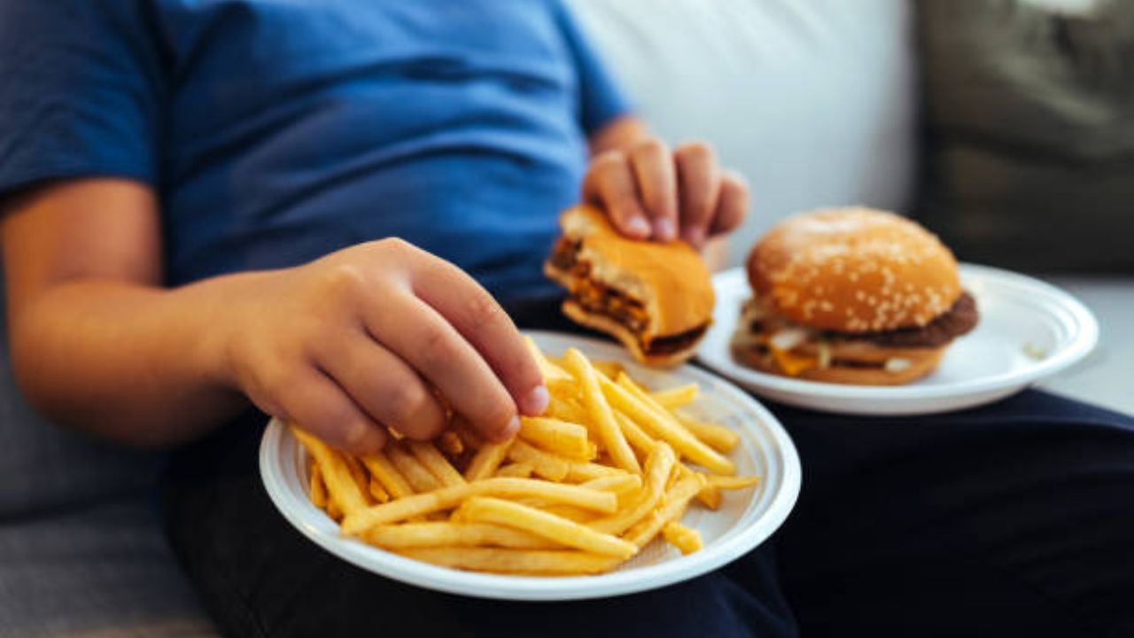 सतत तिखट आणि अतिमसालेदार पदार्थ खाल्ल्यामुळे पचनसंस्थेवर जास्तीचा तणाव येतो. यामुळे खाल्लेले अन्नपदार्थ पचन करण्यासाठी जास्त वेळ लागतो. त्यामुळे सतत बाहेरचे खाण्याऐवजी घरी बनवलेले पौष्टिक पदार्थ खावेत. 