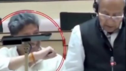 Video: अरेरे..! लोकशाहीच्या मंदिरात काँग्रेस आमदाराचे अश्लील हावभाव; सोशल मीडियावर व्हिडिओ तुफान Viral