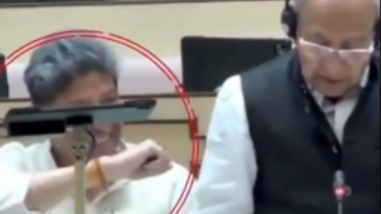 Video: अरेरे..! लोकशाहीच्या मंदिरात काँग्रेस आमदाराचे अश्लील हावभाव; सोशल मीडियावर व्हिडिओ तुफान Viral