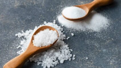 सॅलड आणि फळांवर मीठ टाकून खात असाल तर थांबा! किडनीच्या आरोग्याला पोहचू शकतो धोका