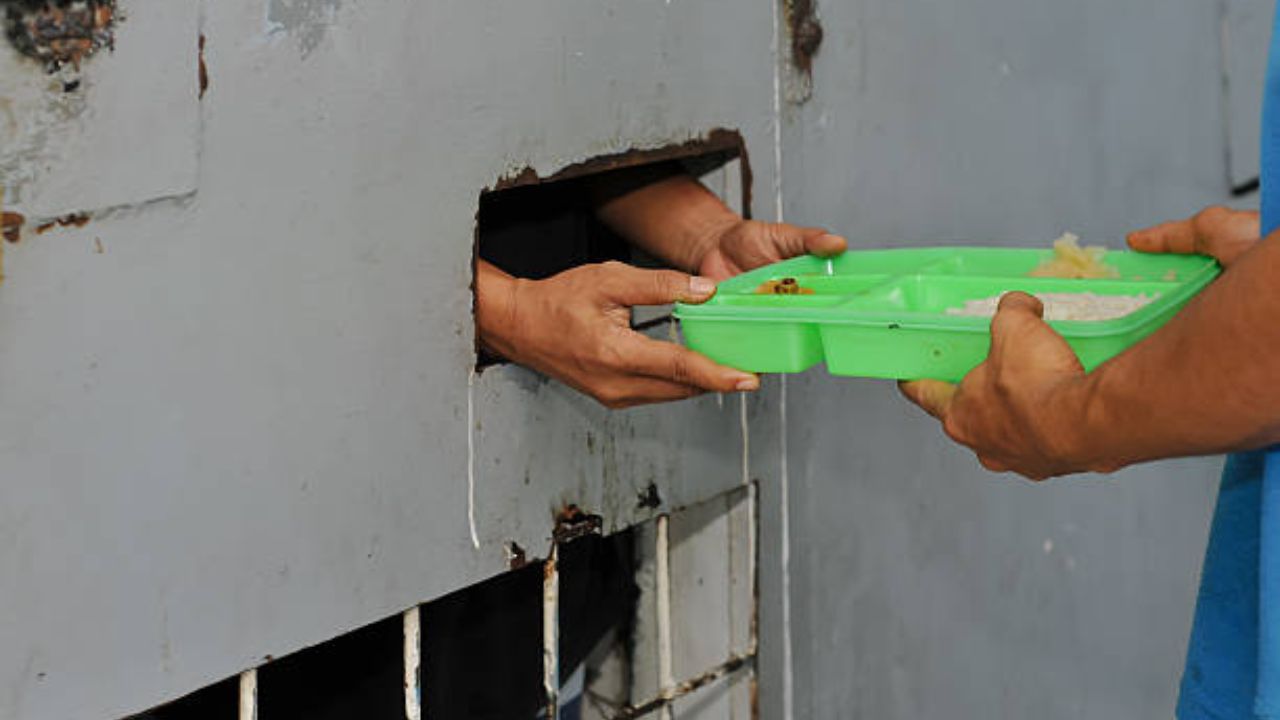 तुरूंगामधील कैद्यांना बेचव अन्नपदार्थ खाण्यास का दिले जातात? जाणून घ्या यामागील सविस्तर कारण