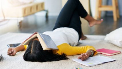 अभ्यासासाठी पुस्तक उघडल्यानंतर लगेच झोप का येते? कारण वाचून तुम्हीसुद्धा व्हाल हैराण