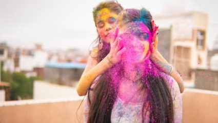 होळी खेळायला जाण्यापूर्वी चेहऱ्यावर लावा ‘या’ गोष्टी, हानिकारक रंगाच्या साईड इफेक्टपासून राहाल दूर