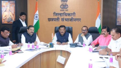 पालकमंत्र्यांकडून जिल्ह्याच्या विकासासाठी ८४९ कोटींचा निधी मंजूर! विकासकामांचा घेतला आढावा; बैठकीत अजितदादांना श्रद्धांजली