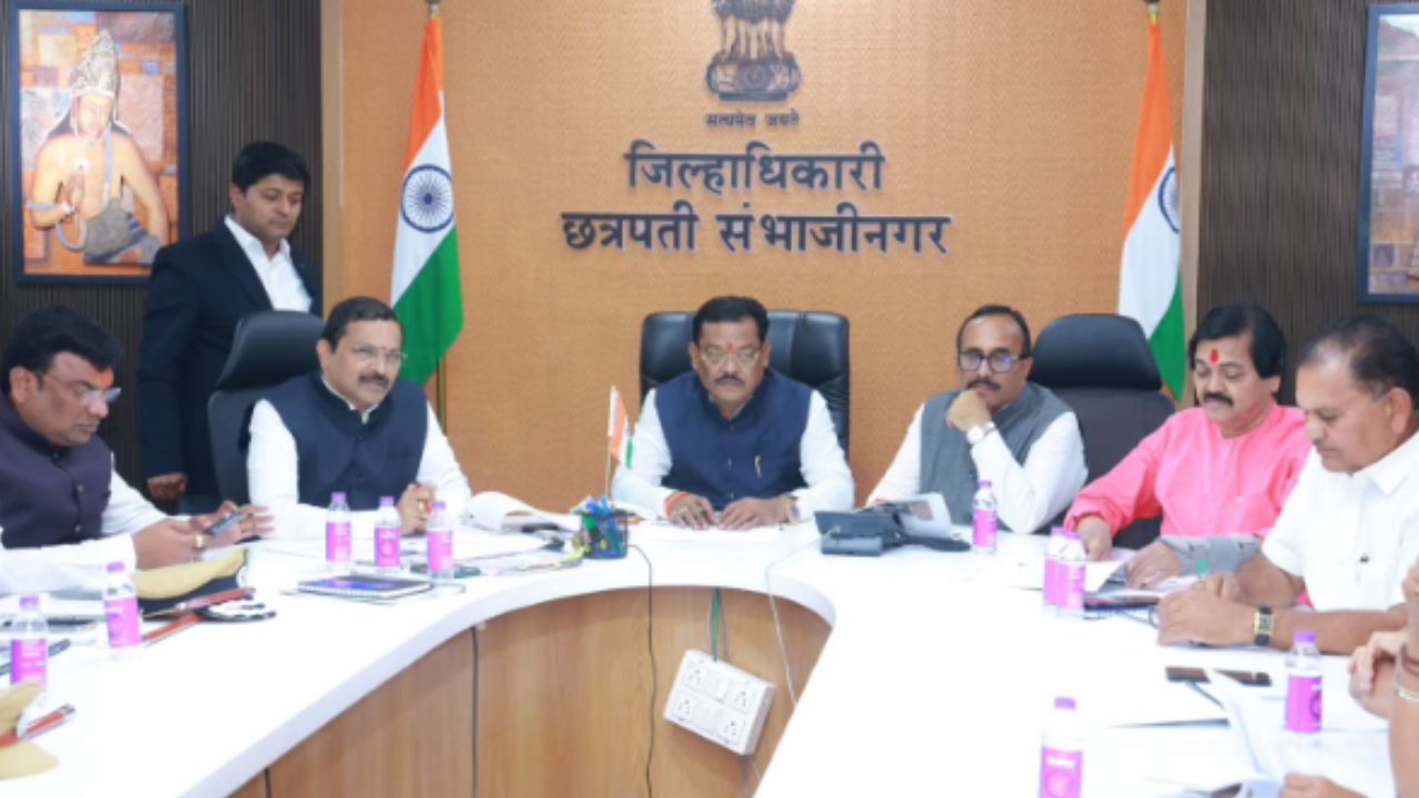 पालकमंत्र्यांकडून जिल्ह्याच्या विकासासाठी ८४९ कोटींचा निधी मंजूर! विकासकामांचा घेतला आढावा; बैठकीत अजितदादांना श्रद्धांजली
