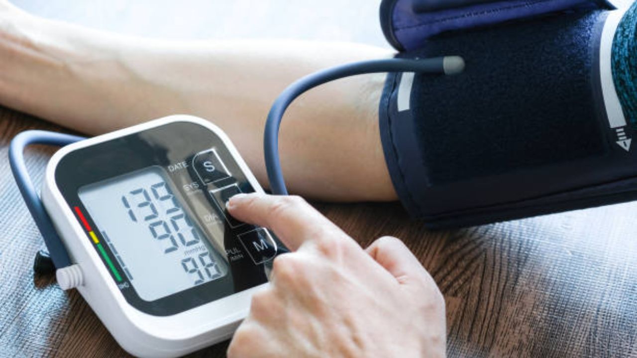 Hypertension म्हणजे काय? वाढत्या उच्च रक्तदाबाचा शरीरावर कशा प्रकारे परिणाम होतो, जाणून घ्या सविस्तर