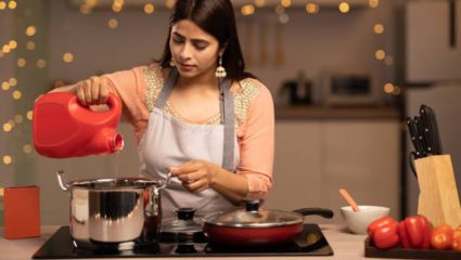 खाद्यतेल कोणते व किती वापरावे? आरोग्यदायी स्वयंपाकासाठी करा योग्य तेलाची निवड, शरीर राहील निरोगी